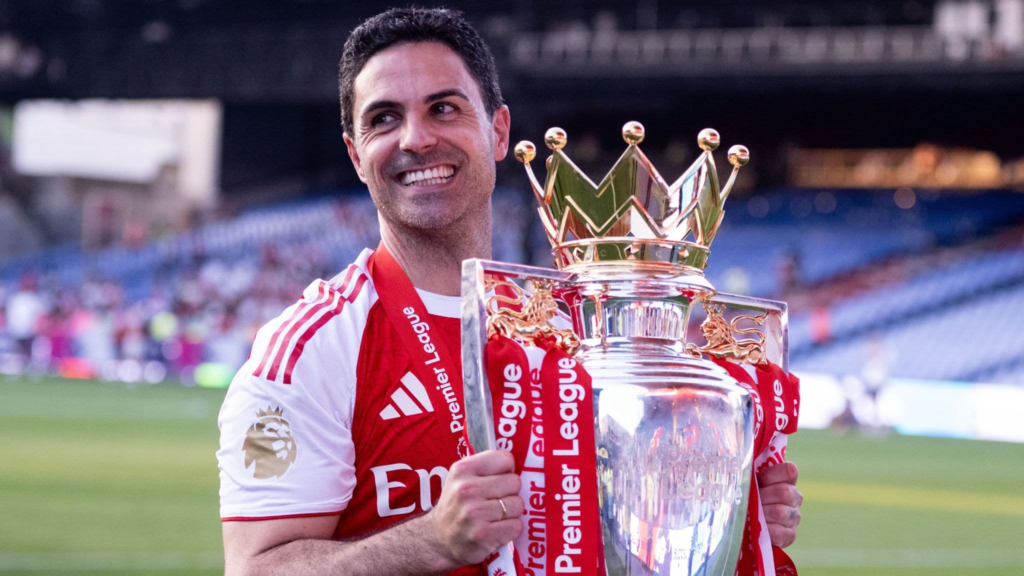 Arteta poses with the Premier League trophy